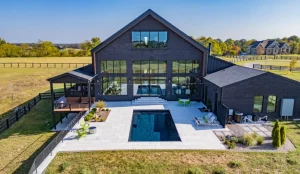 Read more about the article Comparing Local vs National Pool Builders