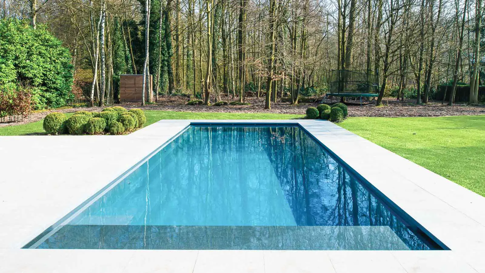 Leisure-Pools-flat-bottom-Cube-fiberglass-pool