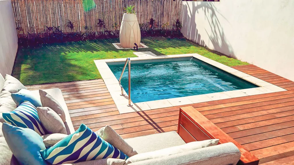 Leisure-Pools-Fiji-Plunge-fiberglass-pool